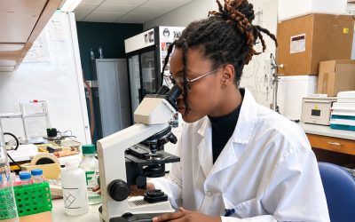 How can community colleges support innovative research while training the next generation of STEM students?